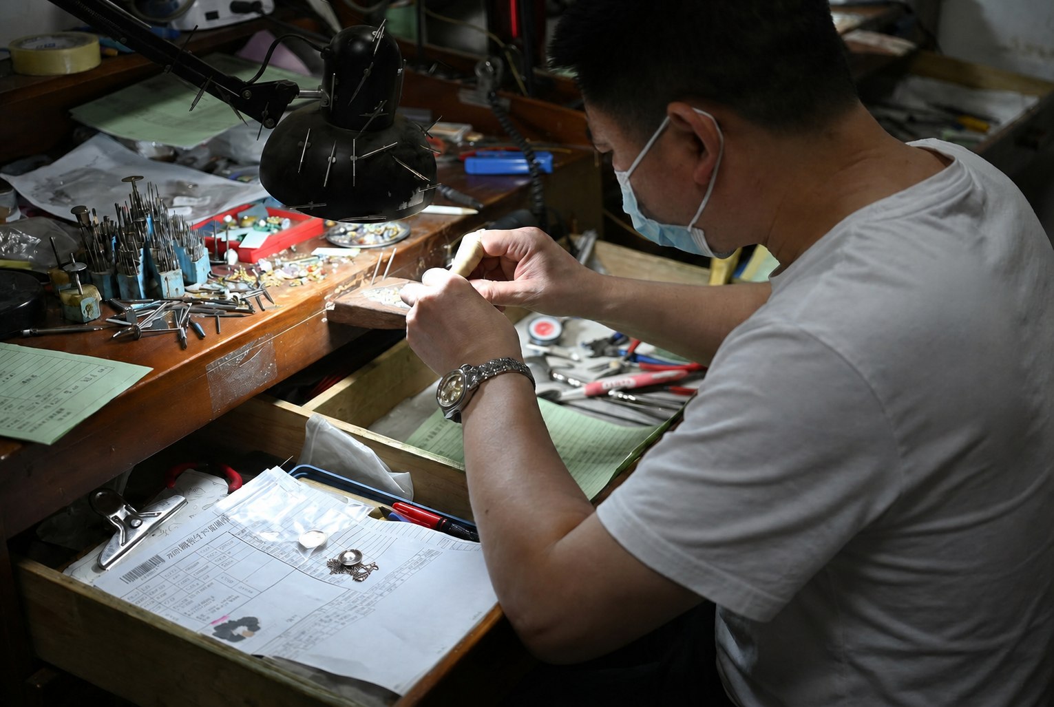 Real jewelry hand-finishing process